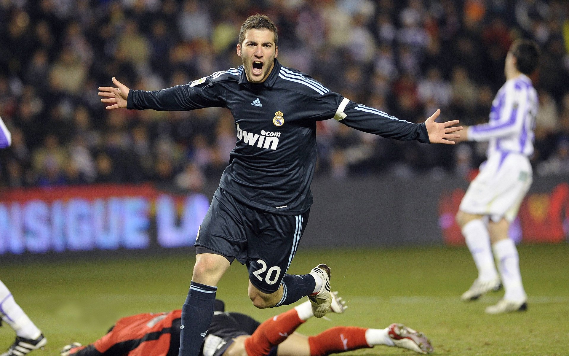 塔图姆重返赛场,首战状态惊艳,湖人观众激情沸腾